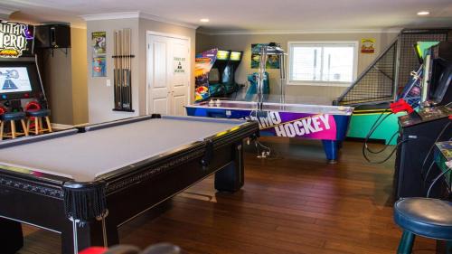 Madison Haus | Hall of Fame Private Resort-9 Miles to Downtown Nashville Pools Arcade