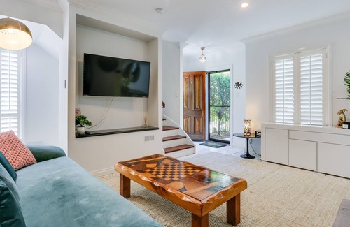 Hamilton Haus | Hamilton Home - 3 bed + 2 bath - close to Airport