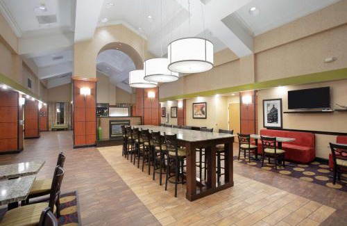 Merriam Hotel | Hampton Inn & Suites Kansas City-Merriam