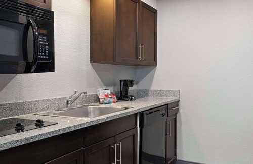 Central Newport News Hotel | Hampton Inn & Suites Newport News (Oyster Point)