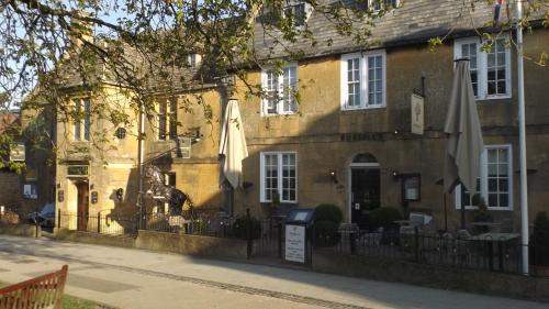Evesham Haus | Hand built log cabin at Avonvale Holiday Lodges