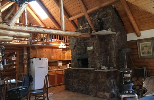 Columbus Kabine | Handgefertigte Blockhütte im Ponderosa-Wald