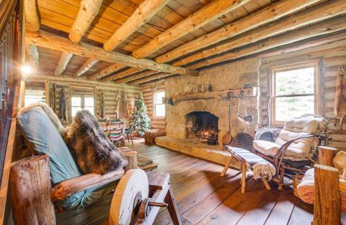 Paris Haus | Handcrafted Log Cabin on 3 Acres 14 Mi to Canton