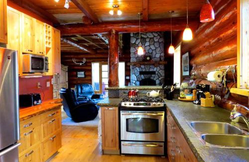 Otter Point Haus | Handsome Dan's at Otter Point