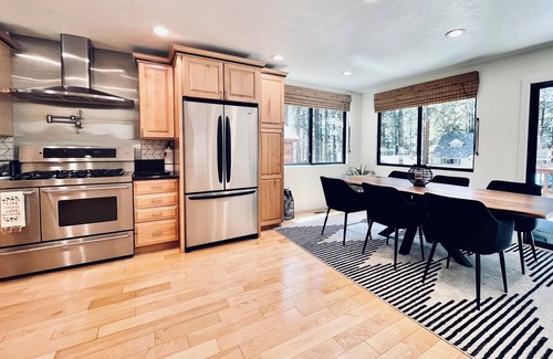 Lower Kingsbury Haus | Hangout Den, Hot Tub for 8, Firepit, Trails, Beach 1 mile, Sleeps 10