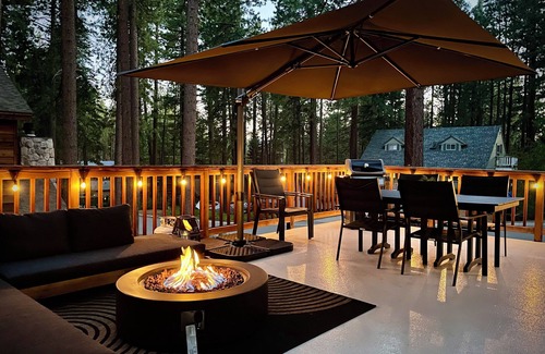 Lower Kingsbury Haus | Hangout Den, Hot Tub for 8, Firepit, Trails, Beach 1 mile, Sleeps 10