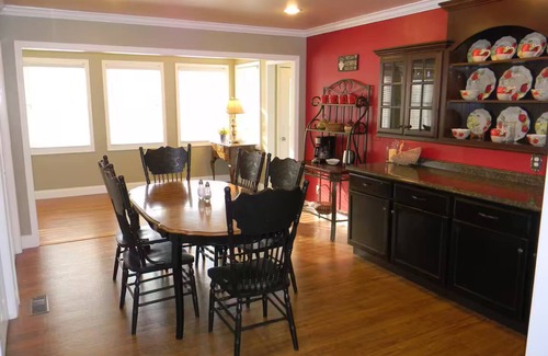 Paris Haus | Hannah’s Haven-Spacious & family-friendly Guesthouse & deck with high-speed wifi