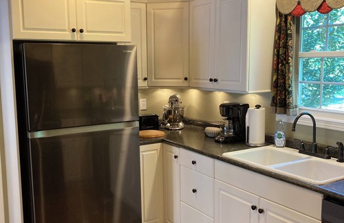 Paris Haus | Hannah’s Haven-Spacious & family-friendly Guesthouse & deck with high-speed wifi