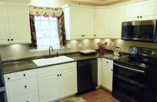 Paris Haus | Hannah’s Haven-Spacious & family-friendly Guesthouse & deck with high-speed wifi