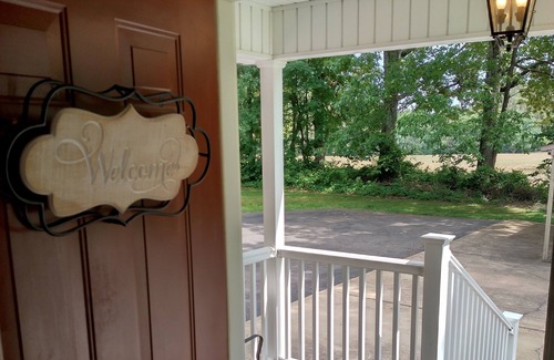 Paris Haus | Hannah’s Haven-Spacious & family-friendly Guesthouse & deck with high-speed wifi