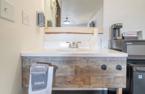 Pinnacles Entrance Badlands Hotel | Hansen Inn and Cabins