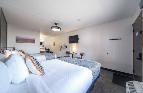 Pinnacles Entrance Badlands Hotel | Hansen Inn & Cabins, Room, Double Queen, 2nd Floor, Dog Friendly, No Smoking