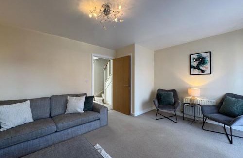 Swindon Haus | Hanwell House SN25 Long Stays Sleep 5 Free Parking