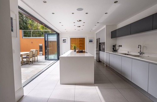 Canford Cliffs Haus | Harbour Escapes | Prestigious 5 bedroom House with Garden, Pool, Outdoor Kitchen