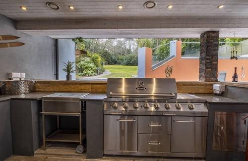 Canford Cliffs Haus | Harbour Escapes | Prestigious 5 bedroom House with Garden, Pool, Outdoor Kitchen