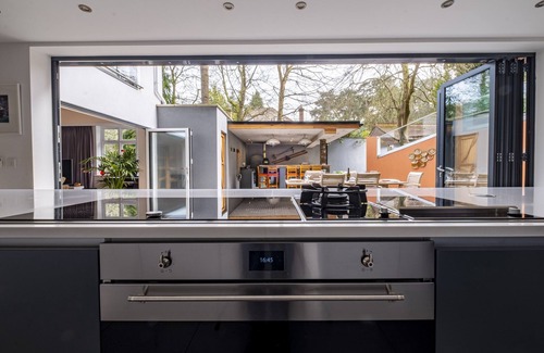 Canford Cliffs Haus | Harbour Escapes | Prestigious 5 bedroom House with Garden, Pool, Outdoor Kitchen