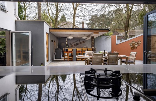 Canford Cliffs Haus | Harbour Escapes | Prestigious 5 bedroom House with Garden, Pool, Outdoor Kitchen