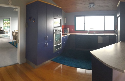 Onerahi Wohnung | Geräumiges Apartment mit Hafenblick