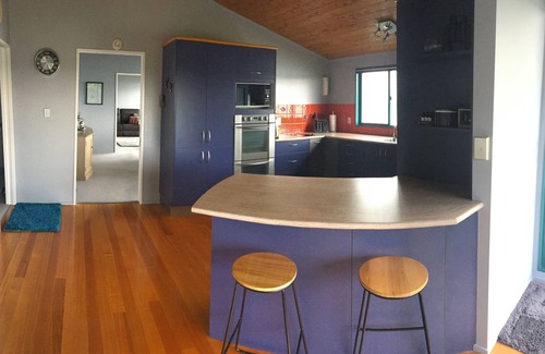 Onerahi Wohnung | Geräumiges Apartment mit Hafenblick