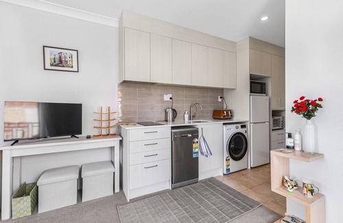 Gulf Harbour Hütte | Harbourside Haven - Whangaparāoa Studio Apartment