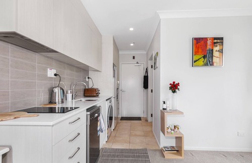 Gulf Harbour Hütte | Harbourside Haven - Whangaparāoa Studio Apartment