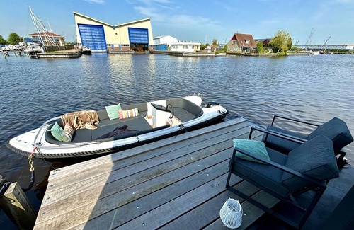 Woudsend Haus | Harboursuite Woudsend incl. motorboot by Interhome