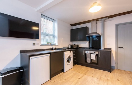 Newark Wohnung | Harcourt 1A: 2BR Flat with Parking in Newark