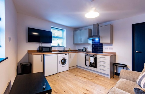 Newark Wohnung | Harcourt 1D: 2BR Flat with Parking in Newark