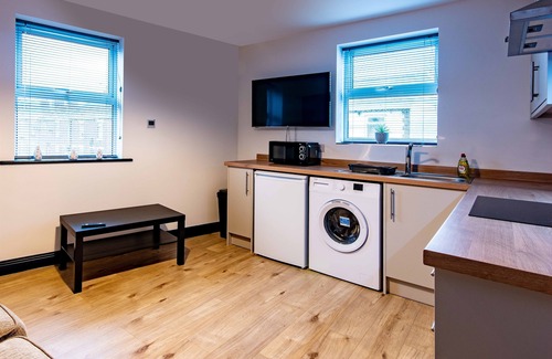Newark Wohnung | Harcourt 1D: 2BR Flat with Parking in Newark
