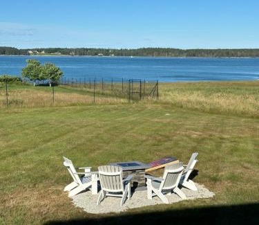 Seawall Haus | Hard Aground - Ocean View - Pet Friendly! SWH