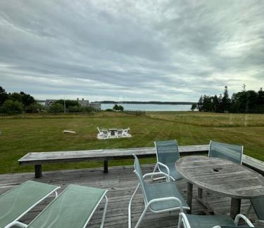 Seawall Haus | Hard Aground - Ocean View - Pet Friendly! SWH