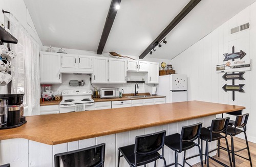 Flagstaff Haus | Harry Potters Hideaway-Walking distance to everything! Golf, food, coffee shops