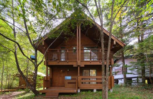 Tsumagoi Haus | HARUNA CABIN 森の中のログハウス 、広々ウッドデッキでBBQ、公園散策、北軽井沢観光