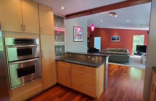 Bonny Slope Haus | Haskell Treehouse is family-friendly in a quiet area close to downtown Portland.