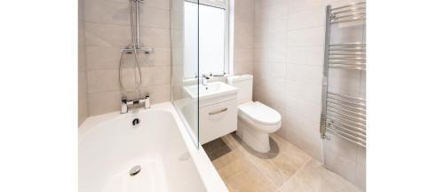 Prestwich Wohnung | Hassle-Free & Handsome Brand-New 3-Bed Home