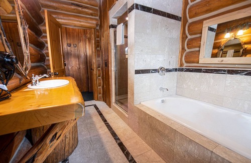 Moran Hotel | Hatchet Resort