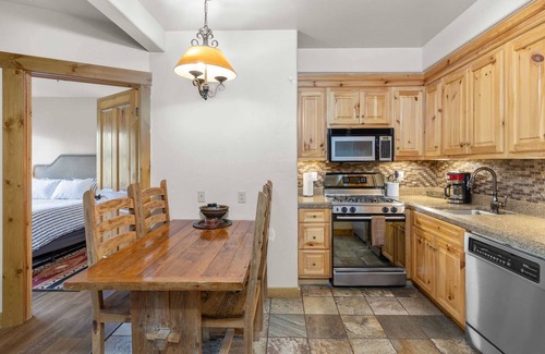 Mountain Village Wohnung | Have It All! Ski in/out Affordable Too!