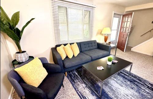 Euclid Wohnung | Haven of Elegance and Comfort