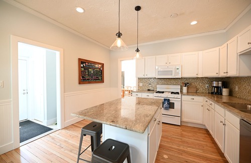 Grand Haven Haus | Downtown Charmer - 4bdr / 3BA - 1 Block zum Shopping & Dining