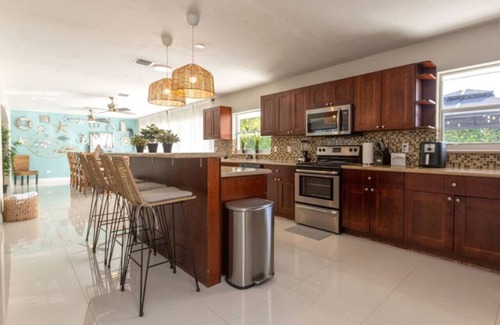 Ludlam Haus | Hawaii Paradise on Miami 4BR Big Pool