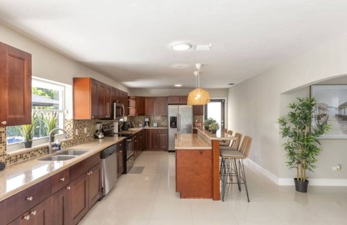 Ludlam Haus | Hawaii Paradise on Miami 4BR Big Pool