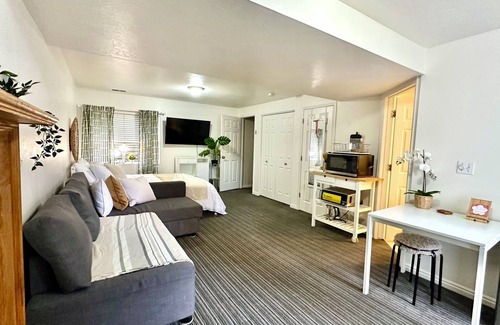 Provo Haus | Hawaiian Sunshine 1-bedroom house in welcoming Provo with AC, WiFi