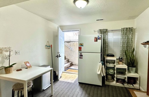 Provo Haus | Hawaiian Sunshine 1-bedroom house in welcoming Provo with AC, WiFi