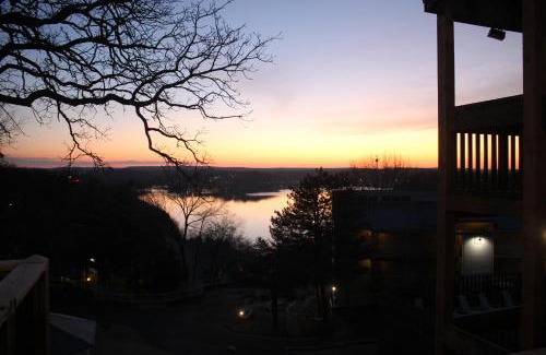 Osage Beach Hotel | Hawk's Nest Lodge
