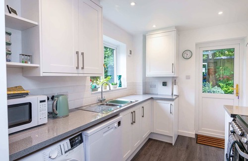 Bradley Stoke Haus | Hawthorn View: Bristol Large House StayStaycations