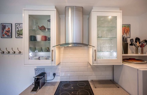 Bradley Stoke Haus | Hawthorn View: Bristol Large House StayStaycations