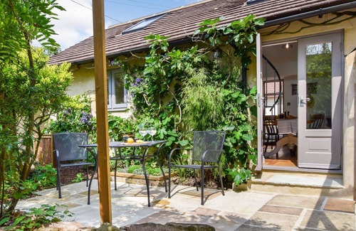 Ozleworth Hütte | Hayloft at Walnut Farm - sleeps 2 guests in 1 bedroom