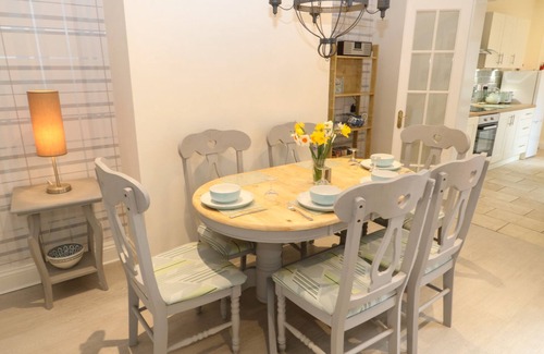 Worksop Haus | HAZELMERE COTTAGE, pet friendly, with a garden in Creswell