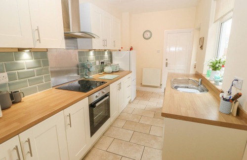 Worksop Haus | HAZELMERE COTTAGE, pet friendly, with a garden in Creswell