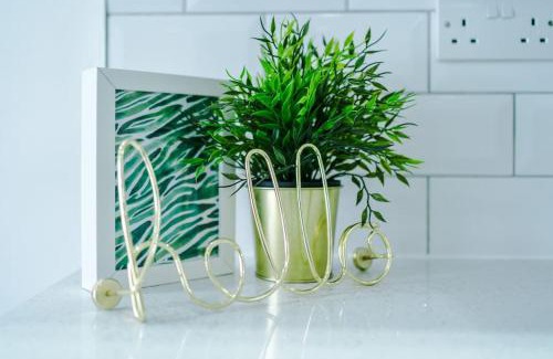 Didsbury Wohnung | Heart Of Didsbury, Private Gated Car Park by HASS HAUS